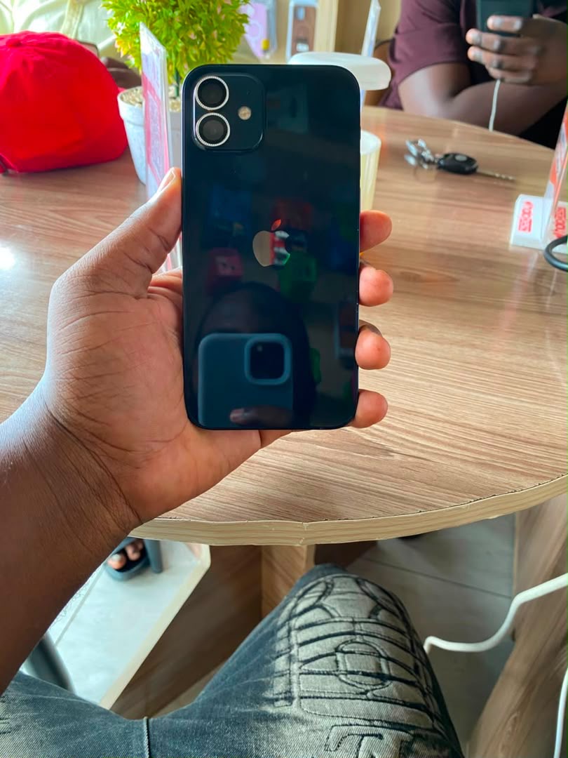 iPhone 12 plain