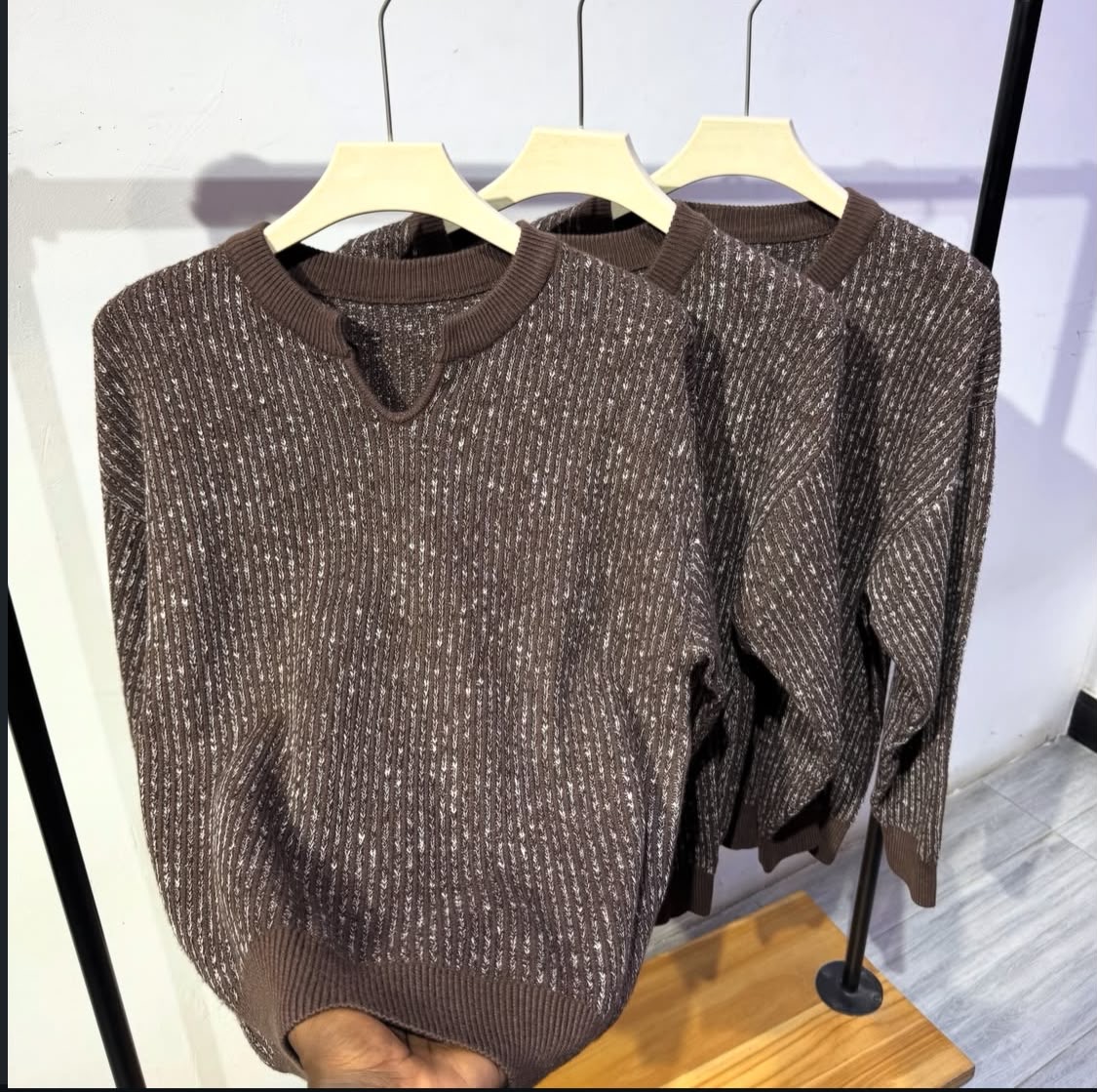 round collar sweater