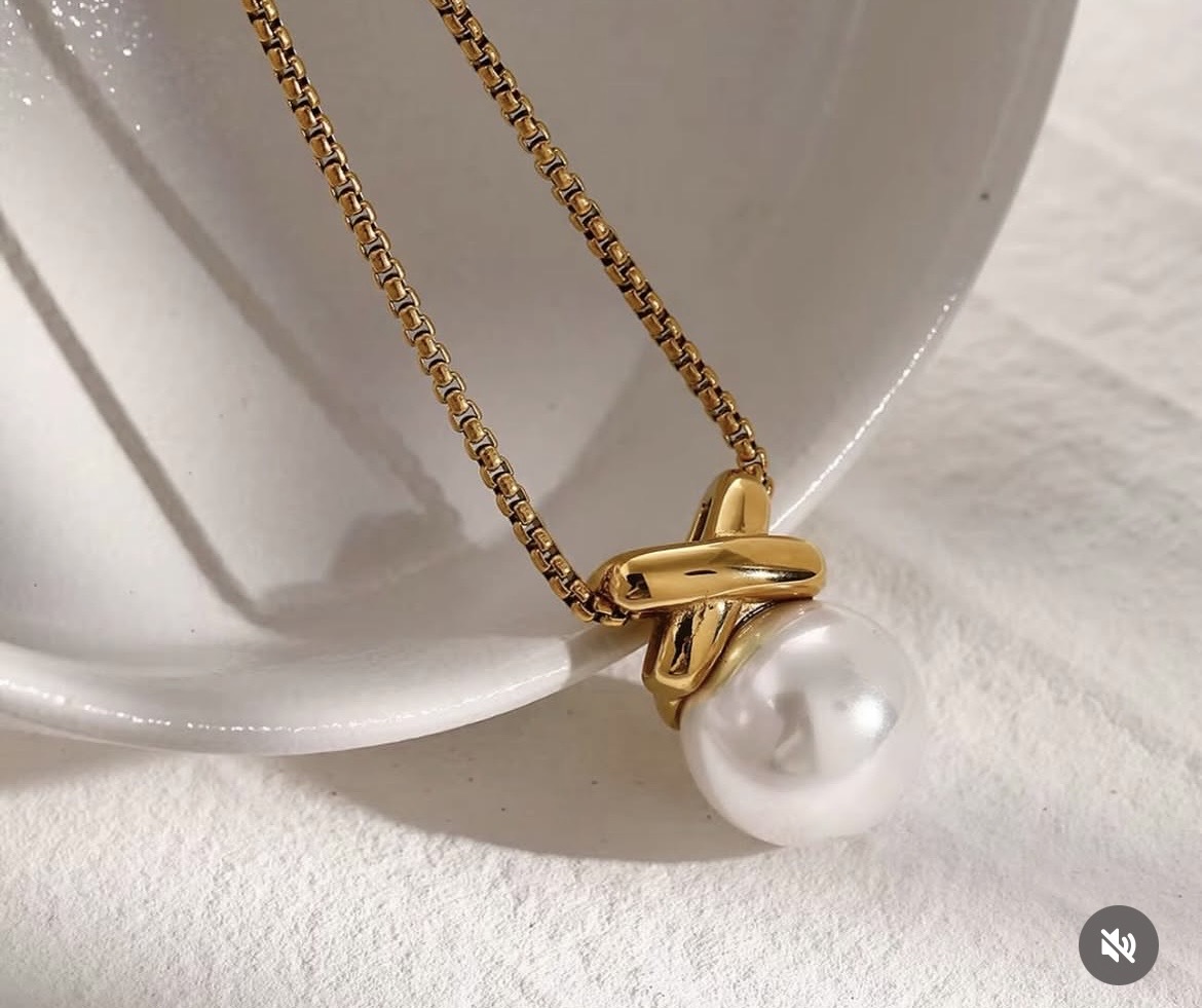 Leticis pearl necklace