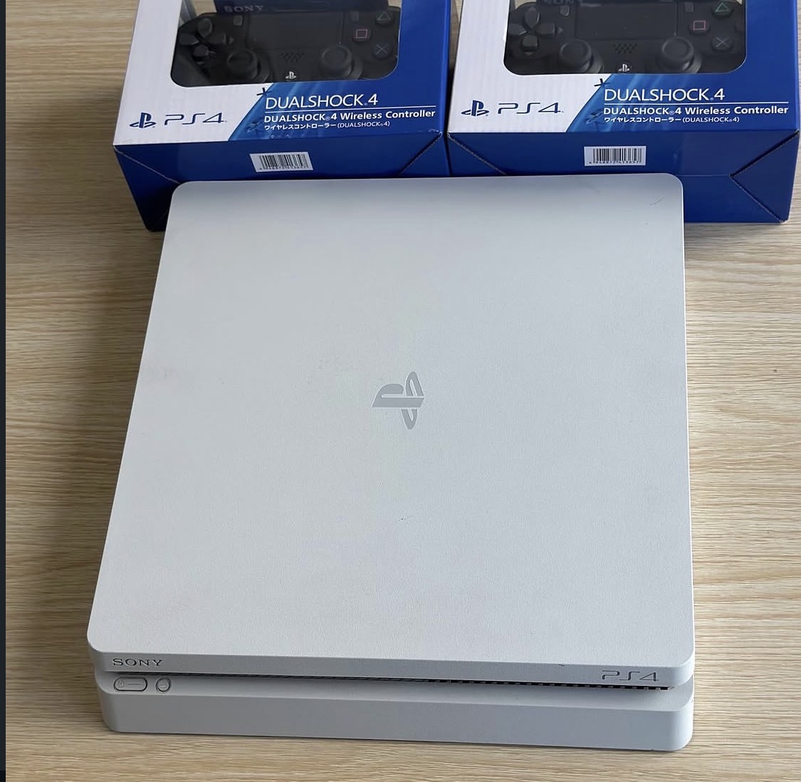 Playstation 4 slim.