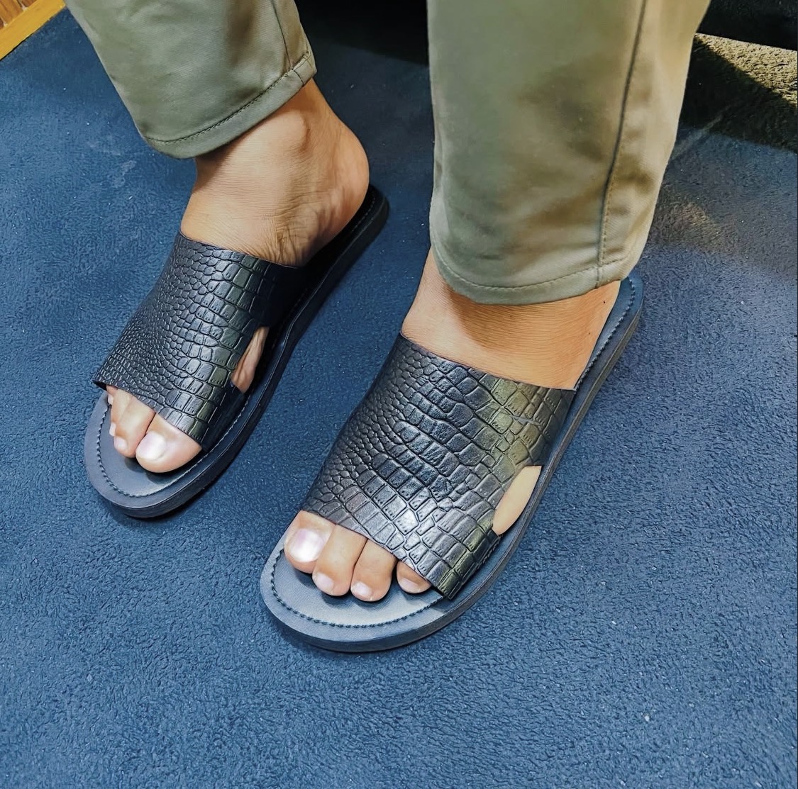 Sandal nyeusi ya ngozi