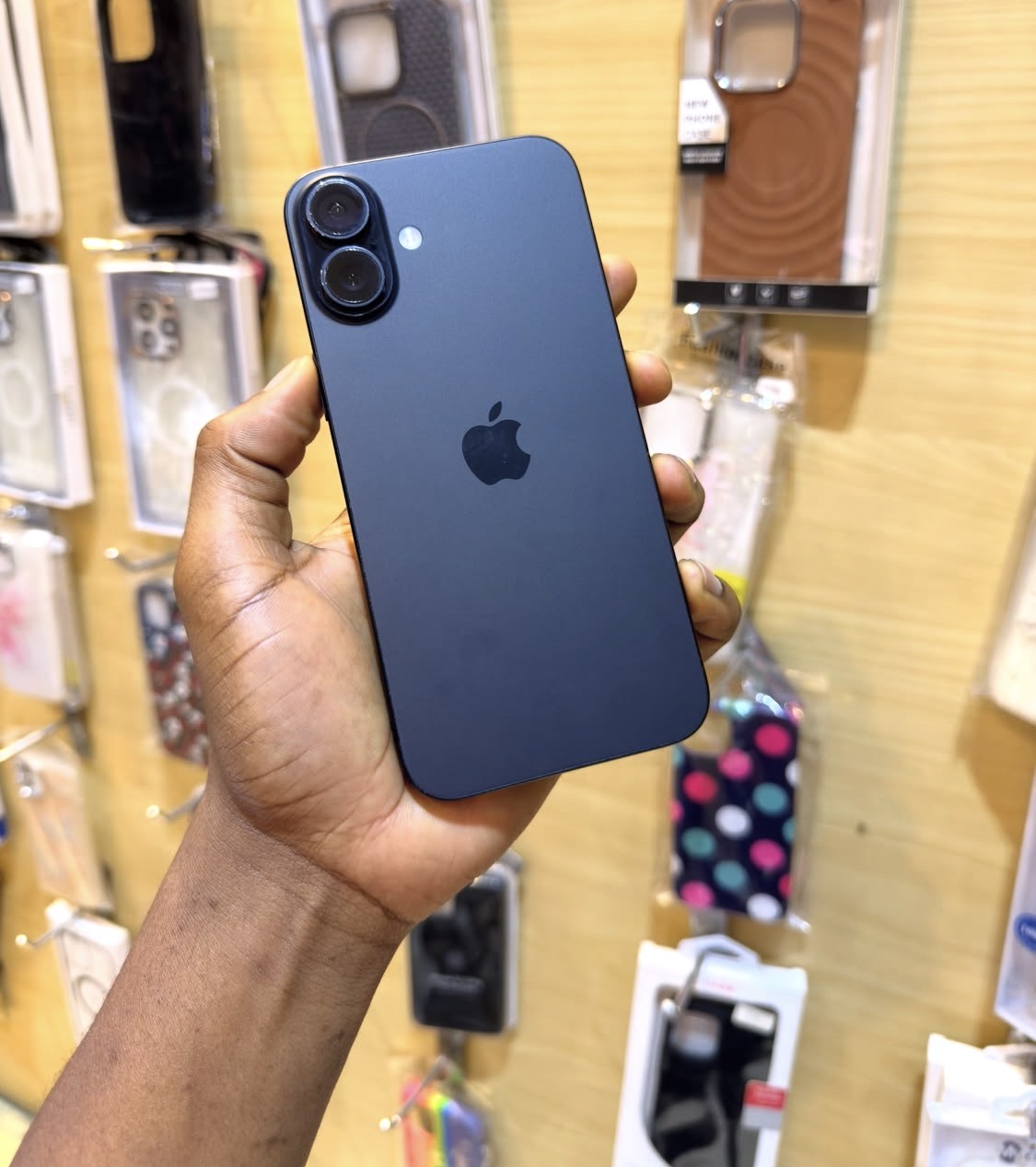 iPhone 16 plain