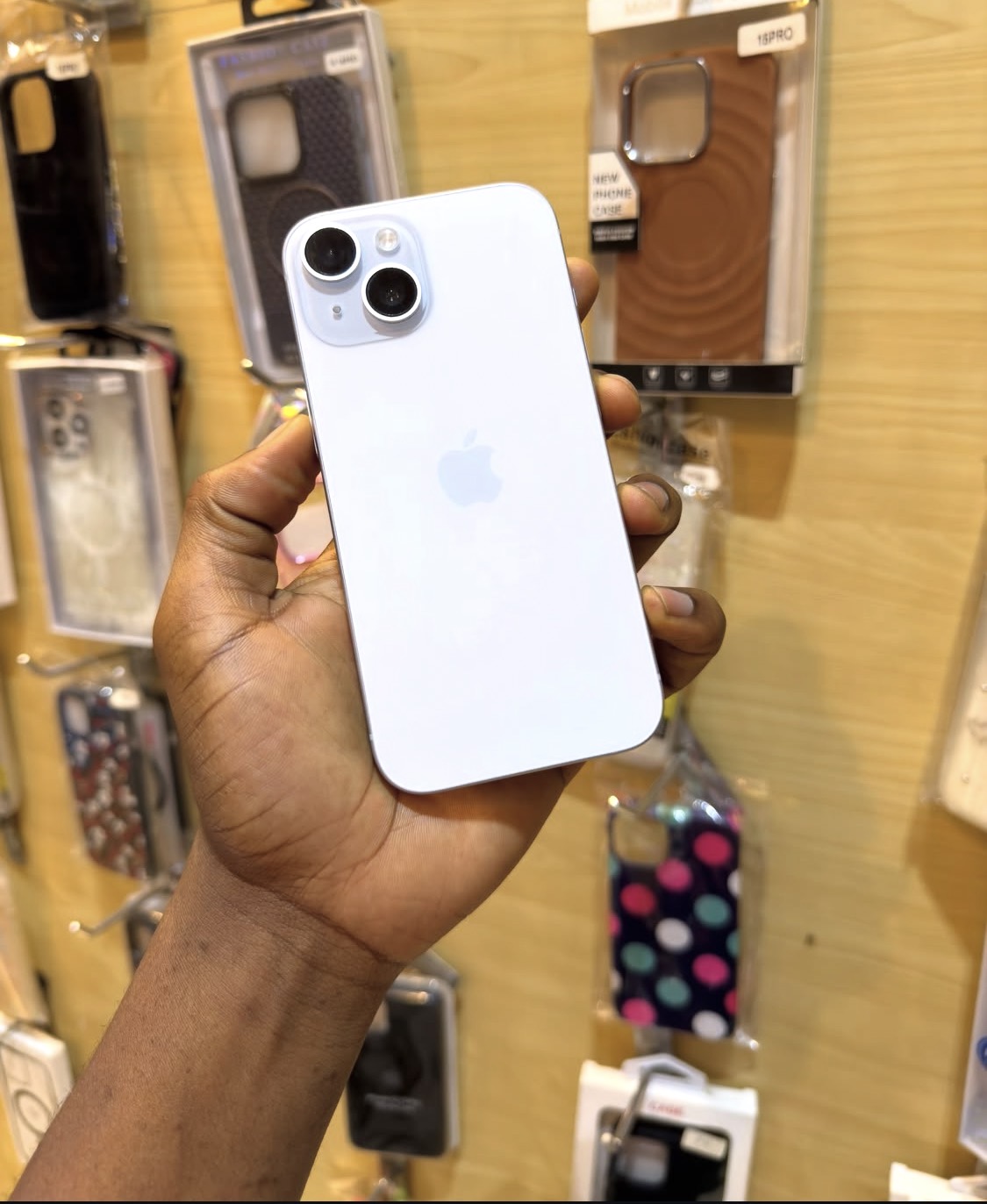 iPhone 15 plain